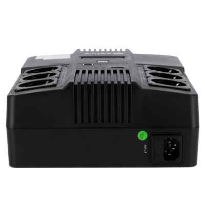 Carregador de bateria preto com ventilação e ficha de energia