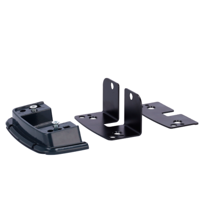 Três suportes metálicos pretos com diferentes formatos e orifícios para fixação