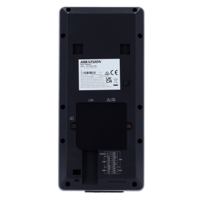 Parte traseira de dispositivo eletrônico preto com etiqueta branca da marca HIKVISION