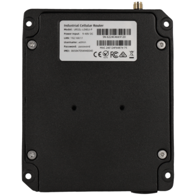 Roteador celular industrial preto com etiqueta branca com informações técnicas