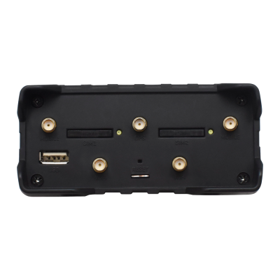 Dispositivo preto com portas SIM, conectores coaxiais, porta USB e botão reset