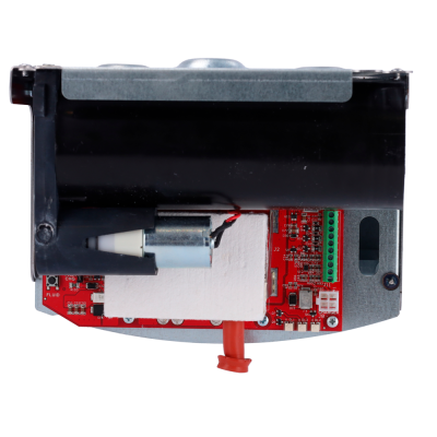 Placa eletrónica vermelha com motor e estrutura metálica cinzenta