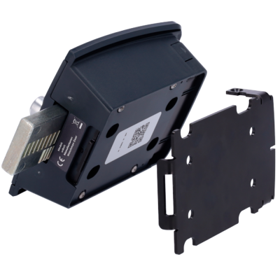 Dispositivo eletrónico preto com tapa removível e conector metálico