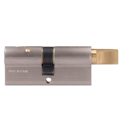 Cilindro de fechadura metálico cinzento com peça dourada e texto MADE IN SPAIN