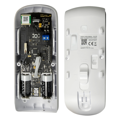 Detetor de movimentos exterior AJAX branco com tampa aberta a mostrar circuitos internos e pilhas