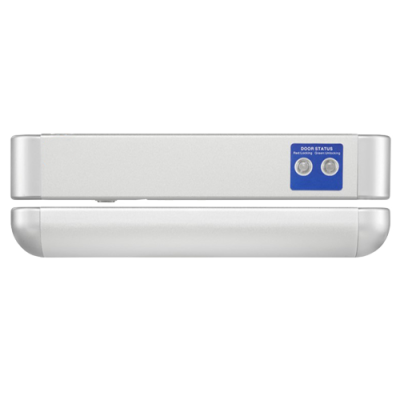 Dois dispositivos eletrónicos prateados com etiqueta azul 'DOOR STATUS' e botões