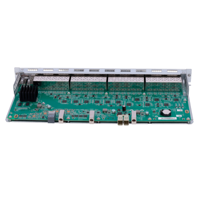 Placa eletrónica verde com componentes variados e dissipador de calor, sobre fundo branco