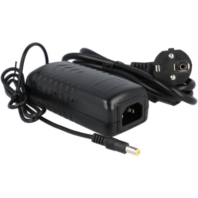 Carregador de energia preto com cabo e ficha tipo europeu