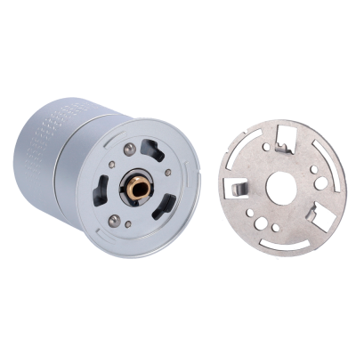 Objeto metálico cilíndrico prateado com peça circular destacada em fundo branco