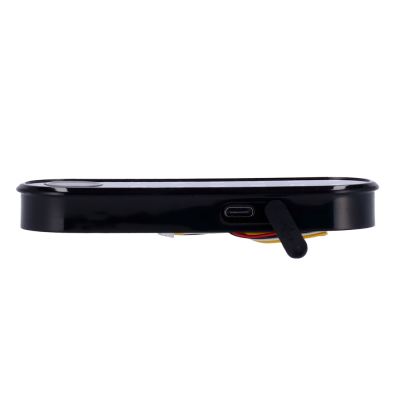 Dispositivo eletrónico preto visto de lado com conexão USB-C e fios coloridos