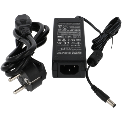 Adaptador de corrente preto com cabos e ficha de plugue europeu