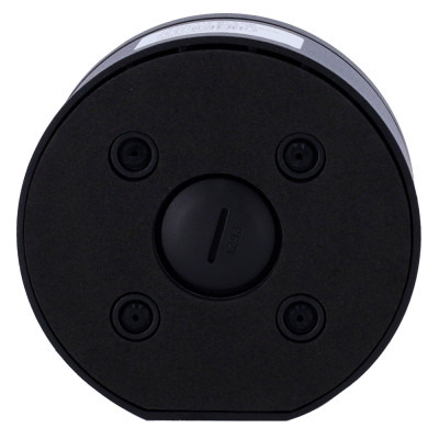 Fundo preto de objeto cilíndrico com quatro parafusos e tampa central P621