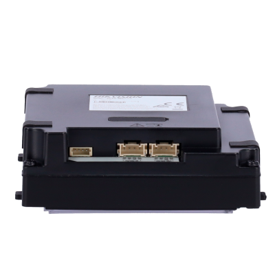 Módulo eletrônico preto retangular com conectores