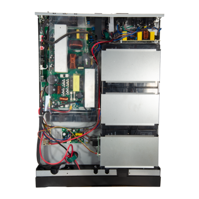 Equipamento eletrónico interno com componentes metálicos e cabos coloridos