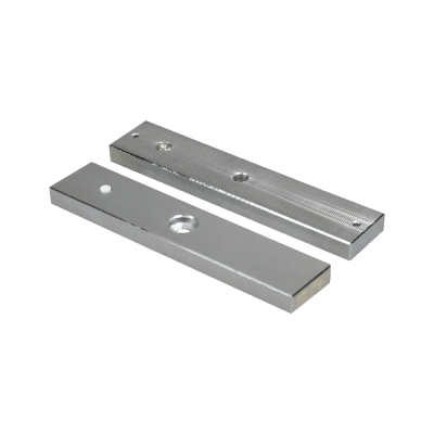 Dois blocos metálicos retangulares prateados com furos circulares