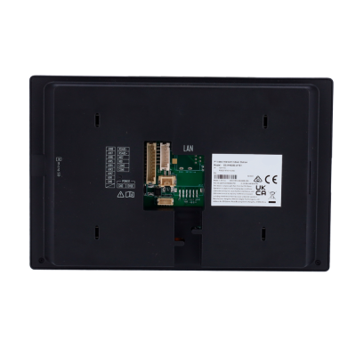 Painel eletrônico preto com placa de circuito exposta e etiqueta com informações técnicas