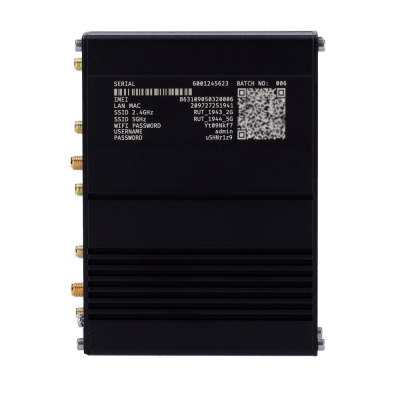 Dispositivo de rede preto com etiquetas e portas douradas