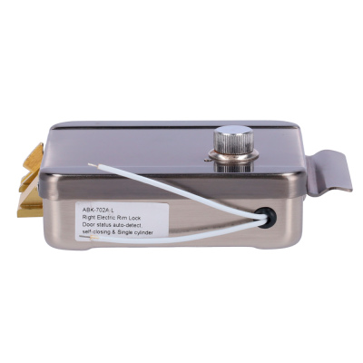 Fechadura elétrica metálica prateada com fios brancos e etiqueta explicativa