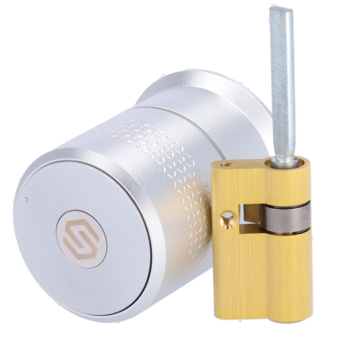 Interruptor inteligente metálico prateado com cilindro de fechadura dourado ao lado
