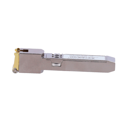 Conector metálico SFP prateado com etiqueta branca e detalhe dourado