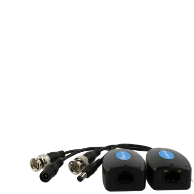 Adaptadores de rede Powerline pretos com cabos e conectores RJ45