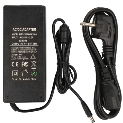 Adaptador AC DC preto com etiqueta técnica e cabo de alimentação com ficha europeia.