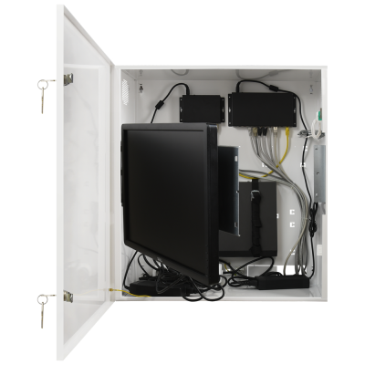 Armário metálico branco aberto com monitor Dell preto e dispositivos eletrónicos dentro