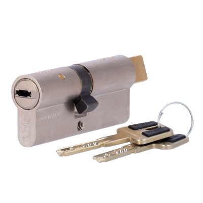 Cilindro de fechadura metálico com chaves.