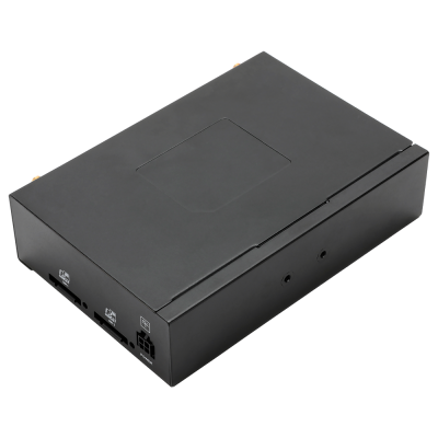 Caixa eletrónica preta retangular com conectores e aberturas, em fundo branco