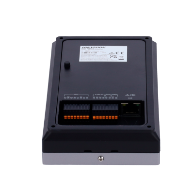 Leitor de cartões biométricos e RFID preto com conetores e porta LAN