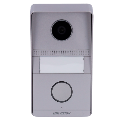 Campainha de vídeo Hikvision cinza prateado com botão circular, lente de câmera e área branca para identificação