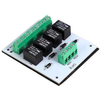 Placa eletrónica branca com relés pretos e bornes verdes