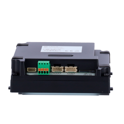 Dispositivo eletrônico preto com várias portas e conector verde