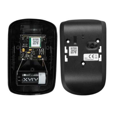 Dispositivo eletrónico preto com bateria Maxell AA e circuitos expostos, incluindo códigos QR e etiquetas CE.