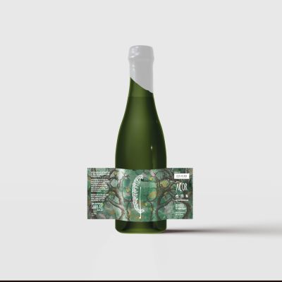 Garrafa verde de vidro com rótulo verde e tampa branca.