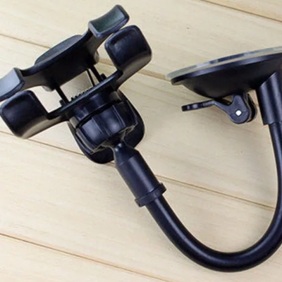 Suporte universal para telemóvel com ventosa preta e braço flexível sobre madeira clara