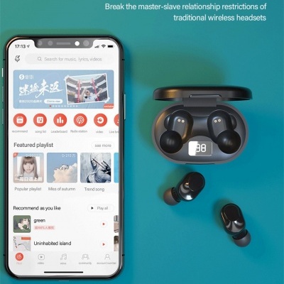 Auriculares wireless pretos com estojo e smartphone com app de música