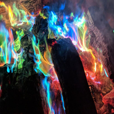 Fogo mágico efeitos cores em fogueira pirotecnia