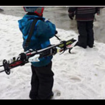 Criança com esquis na neve