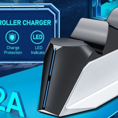 Carregador preto e branco para comandos P5 com indicadores LED azul, texto técnico e ambiente futurista azul