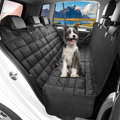 Proteção acolchoada preta para assento traseiro de carro com cão branco e preto sentado