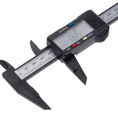 Paquímetro digital preto com visor LCD e escala em aço inoxidável