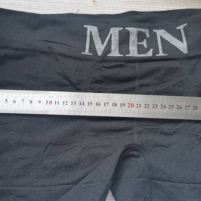 Calças pretas para homem com texto MEN na cintura e régua de metal