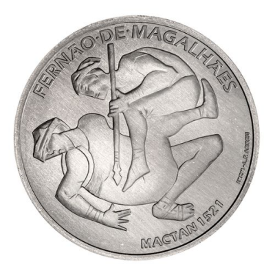 Moeda metálica com gravura de duas figuras humanas e texto FERNAO DE MAGALHAES e MACTAN 1521