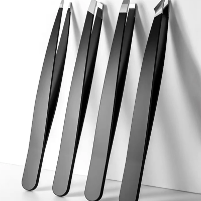 Quatro pinças pretas metálicas com diferentes pontas em fundo branco