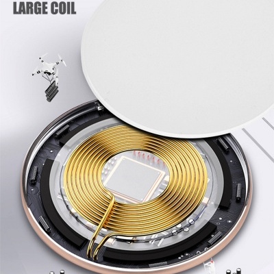 Bobina dourada grande em espiral dentro de aparelho eletrônico com tampa branca removida