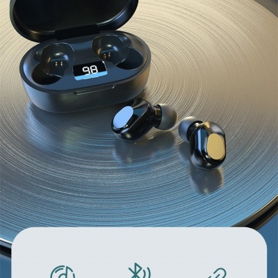 Auriculares Bluetooth Lenovo em estojo preto com mostrador digital e superfície metálica