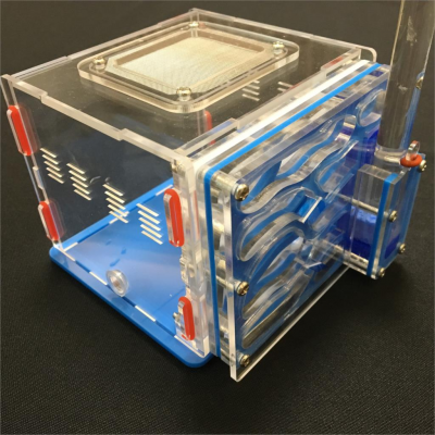 Caixa acrílica transparente com base azul e tubo vertical