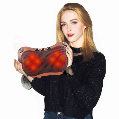Mulher segura almofada massageadora vermelha com luzes funcionais
