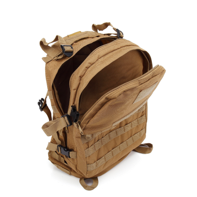 Mochila tática castanho claro com múltiplos compartimentos abertos